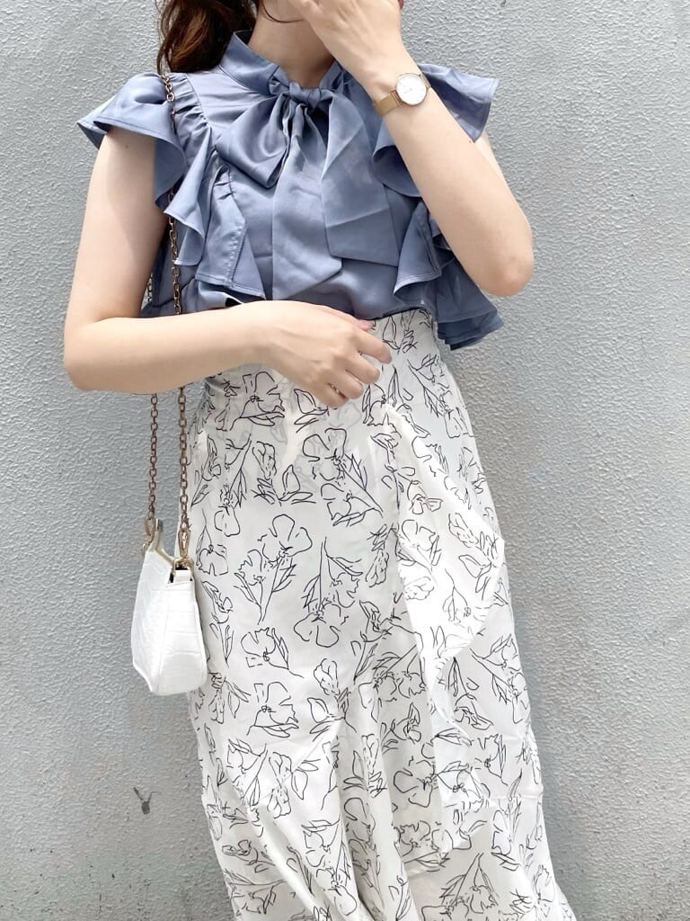 ホワイト系のサンダル、ブルー系のシャツ/ブラウス、ホワイト系のスカートを着用したレディースの夏コーディネートの4枚目の写真