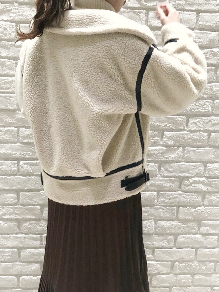 ホワイト系のニット/セーター、ホワイト系のブルゾン、ブラウン系のブーツを着用したレディースの冬コーディネートの2枚目の写真