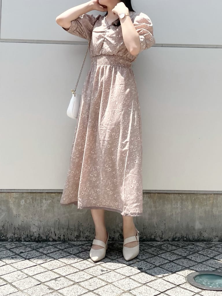 ホワイト系のショルダーバッグ、ピンク系のワンピース、ホワイト系のパンプスを着用したレディースの夏コーディネートの2枚目の写真