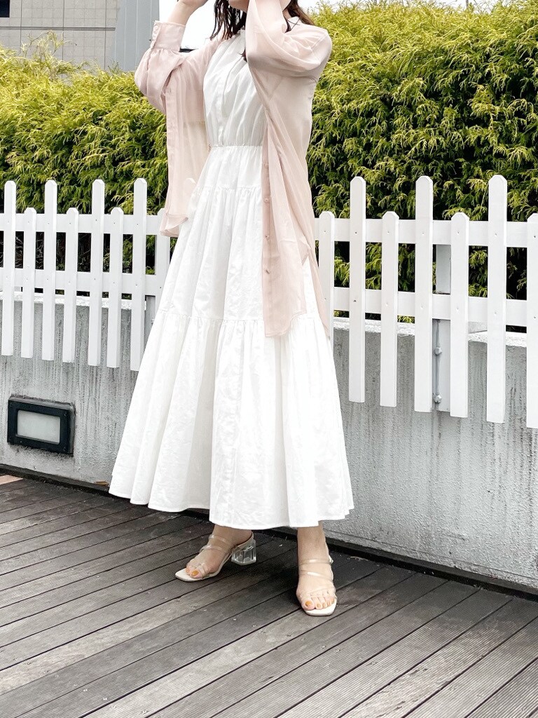 ピンク系のシャツ/ブラウス、ホワイト系のショルダーバッグ、ホワイト系のワンピースを着用したレディースの春コーディネートの4枚目の写真