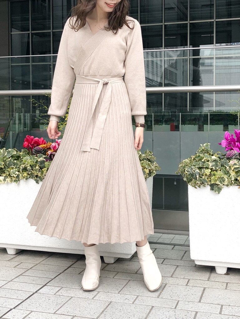 ホワイト系のブーツ、ベージュ系のワンピースを着用したレディースの冬コーディネートの5枚目の写真