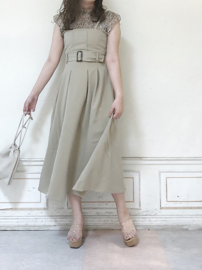 その他のシャツ/ブラウス、ホワイト系のハンドバッグ、ベージュ系のワンピースを着用したレディースの夏コーディネートの3枚目の写真