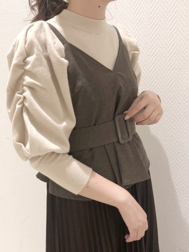 ブラウン系のワンピース、ホワイト系のブーツ、ブラウン系のブルゾンを着用したレディースの冬コーディネートの3枚目の写真