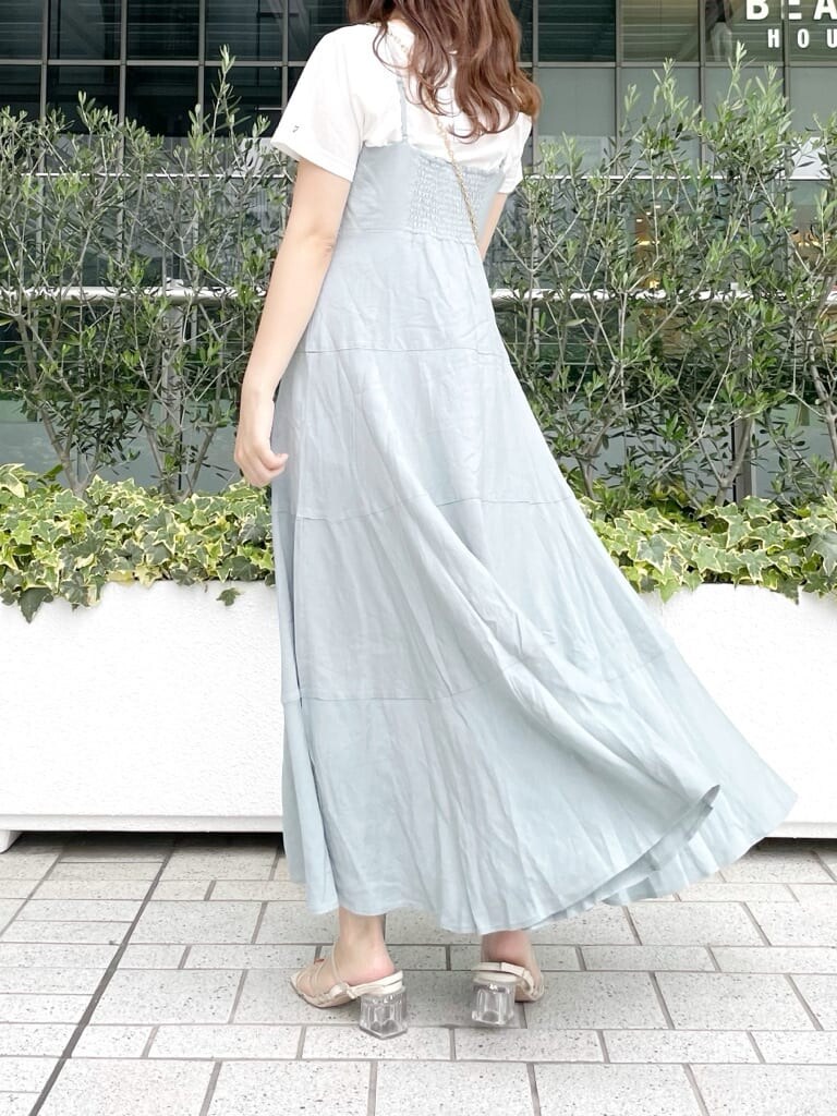 ホワイト系のショルダーバッグ、ホワイト系のTシャツ/カットソー、ブルー系のワンピースを着用したレディースの夏コーディネートの3枚目の写真