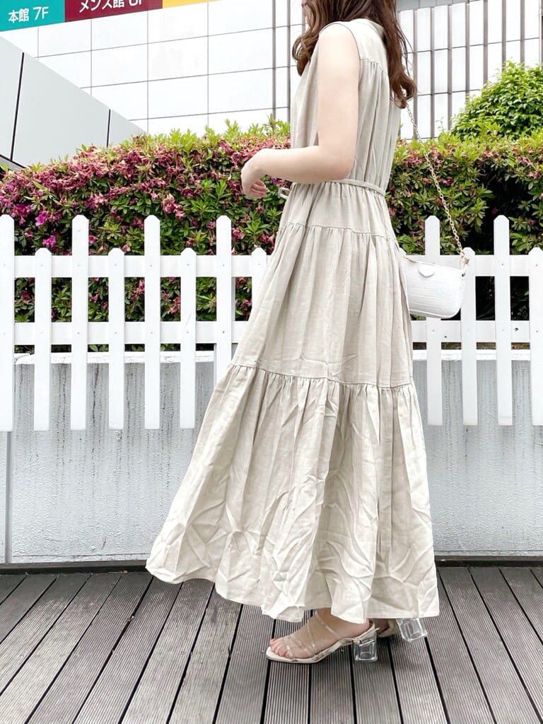 ベージュ系のワンピース、ホワイト系のショルダーバッグ、その他のサンダルを着用したレディースの夏コーディネートの6枚目の写真