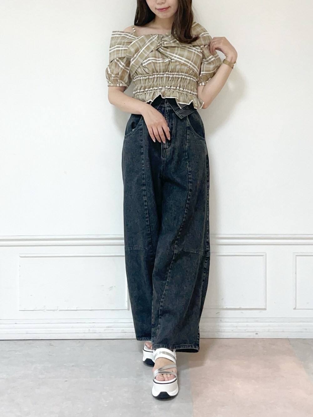 ブラウン系のシャツ/ブラウス、ブラック系のデニムパンツ、ホワイト系のサンダルを着用したレディースの夏コーディネートの2枚目の写真