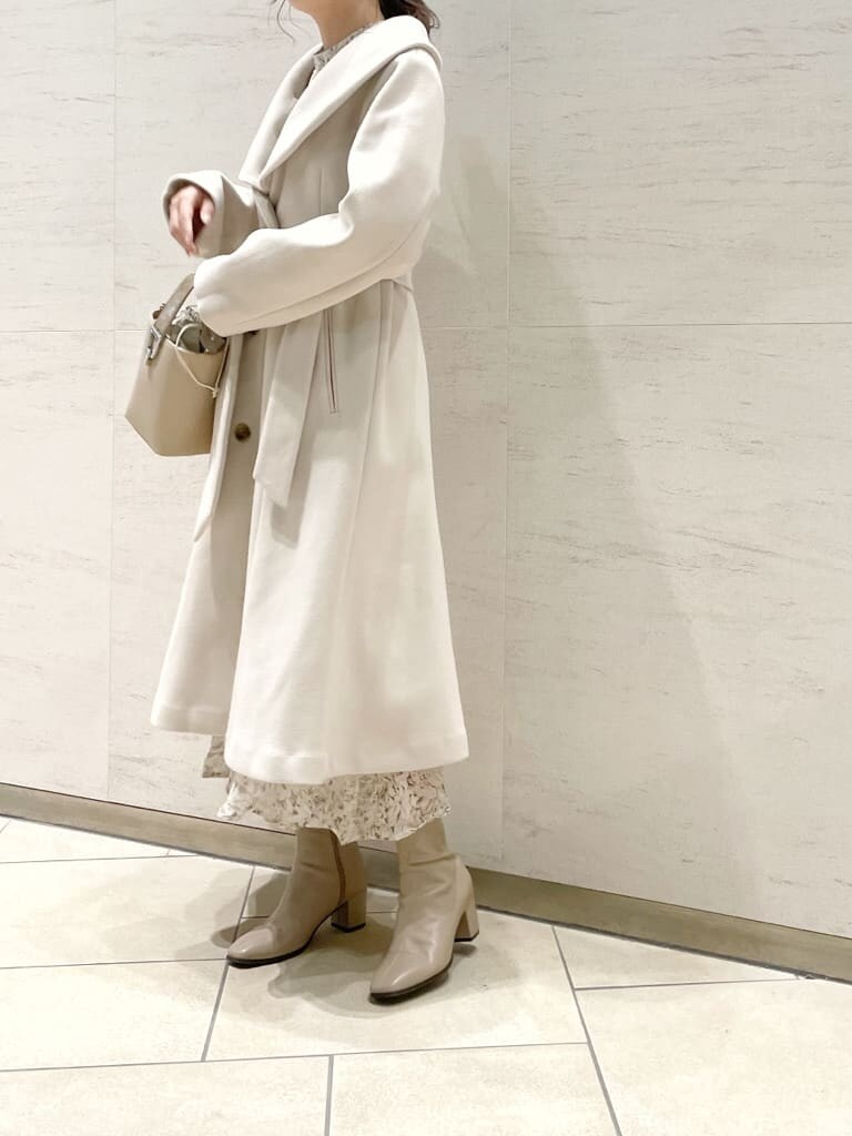 ホワイト系のその他アウター、ホワイト系のワンピース、ベージュ系のブーツを着用したレディースの夏コーディネートの9枚目の写真