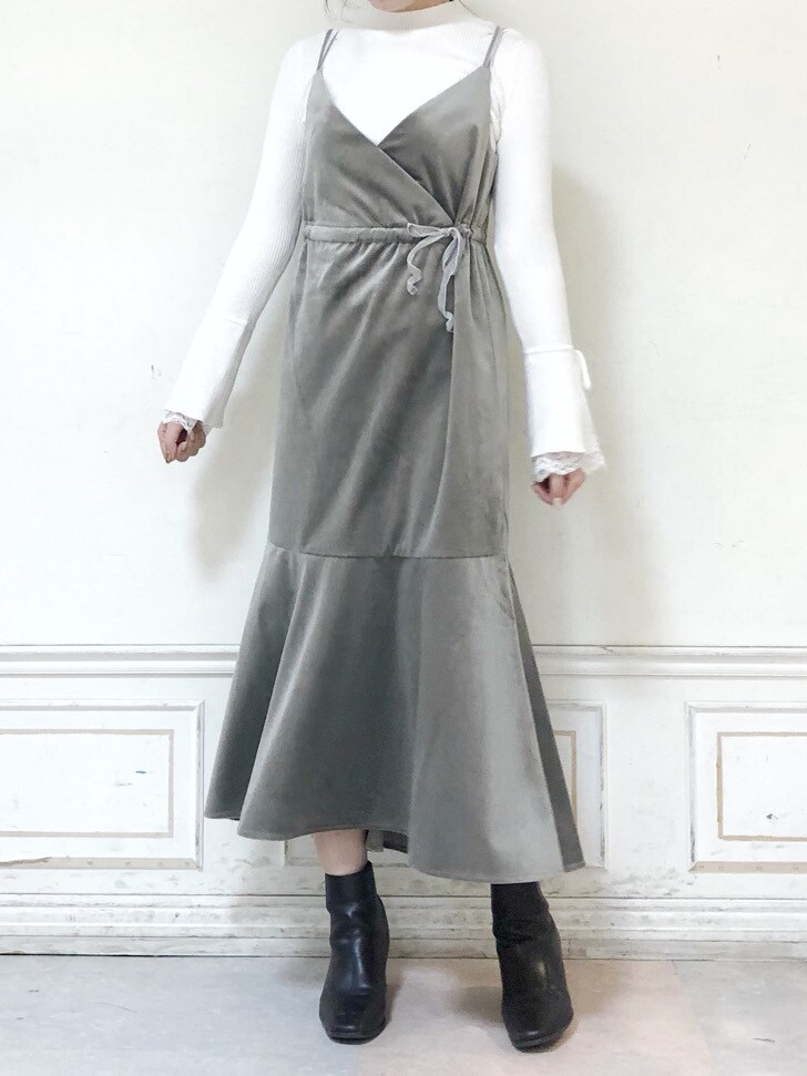 ブラウン系のブーツ、ホワイト系のニット/セーター、ブラウン系のその他アウターを着用したレディースの秋コーディネートの5枚目の写真