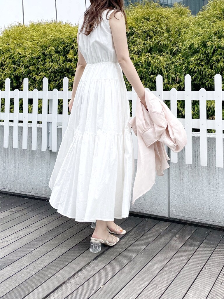 ピンク系のシャツ/ブラウス、ホワイト系のショルダーバッグ、ホワイト系のワンピースを着用したレディースの春コーディネートの8枚目の写真