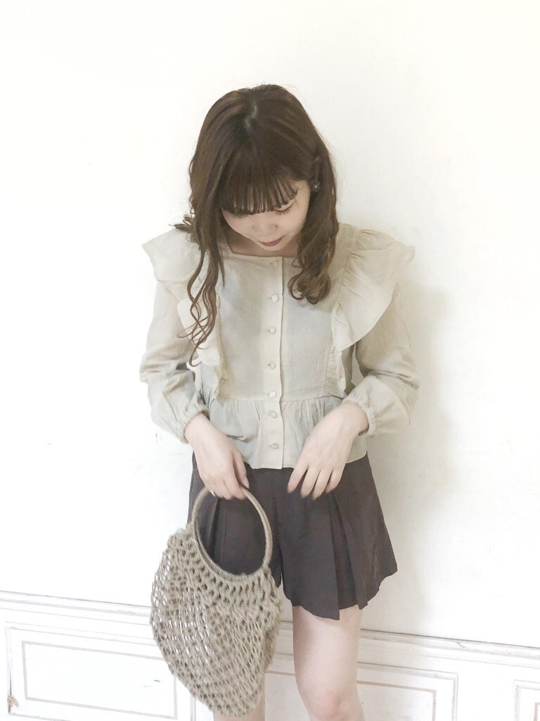 ベージュ系のシャツ/ブラウス、ブラウン系のその他パンツ、ホワイト系のパンプスを着用したレディースの春コーディネートの2枚目の写真