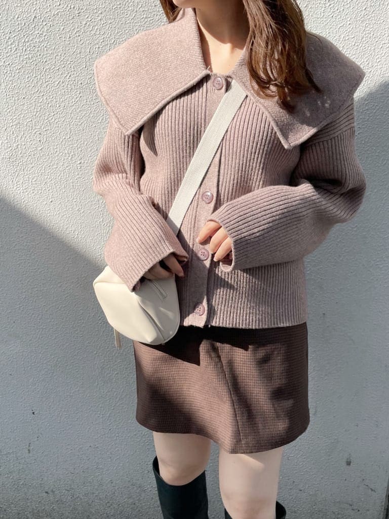 ブラウン系のその他パンツ、ベージュ系のニット/セーター、ブラック系のブーツを着用したレディースの秋コーディネートの3枚目の写真