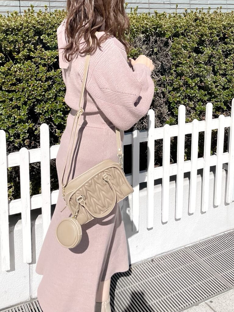 ホワイト系のその他アウター、ベージュ系のハンドバッグ、ベージュ系のブーツを着用したレディースの秋コーディネートの7枚目の写真