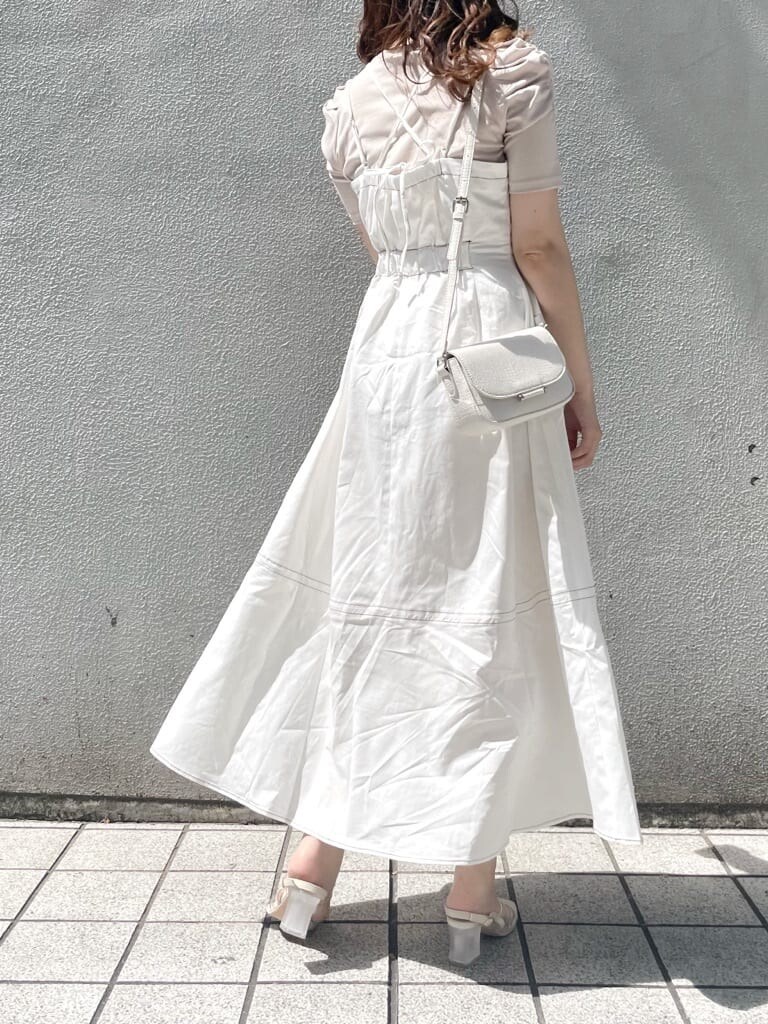 パープル系のサンダル、ホワイト系のショルダーバッグ、ホワイト系のワンピースを着用したレディースの春コーディネートの2枚目の写真