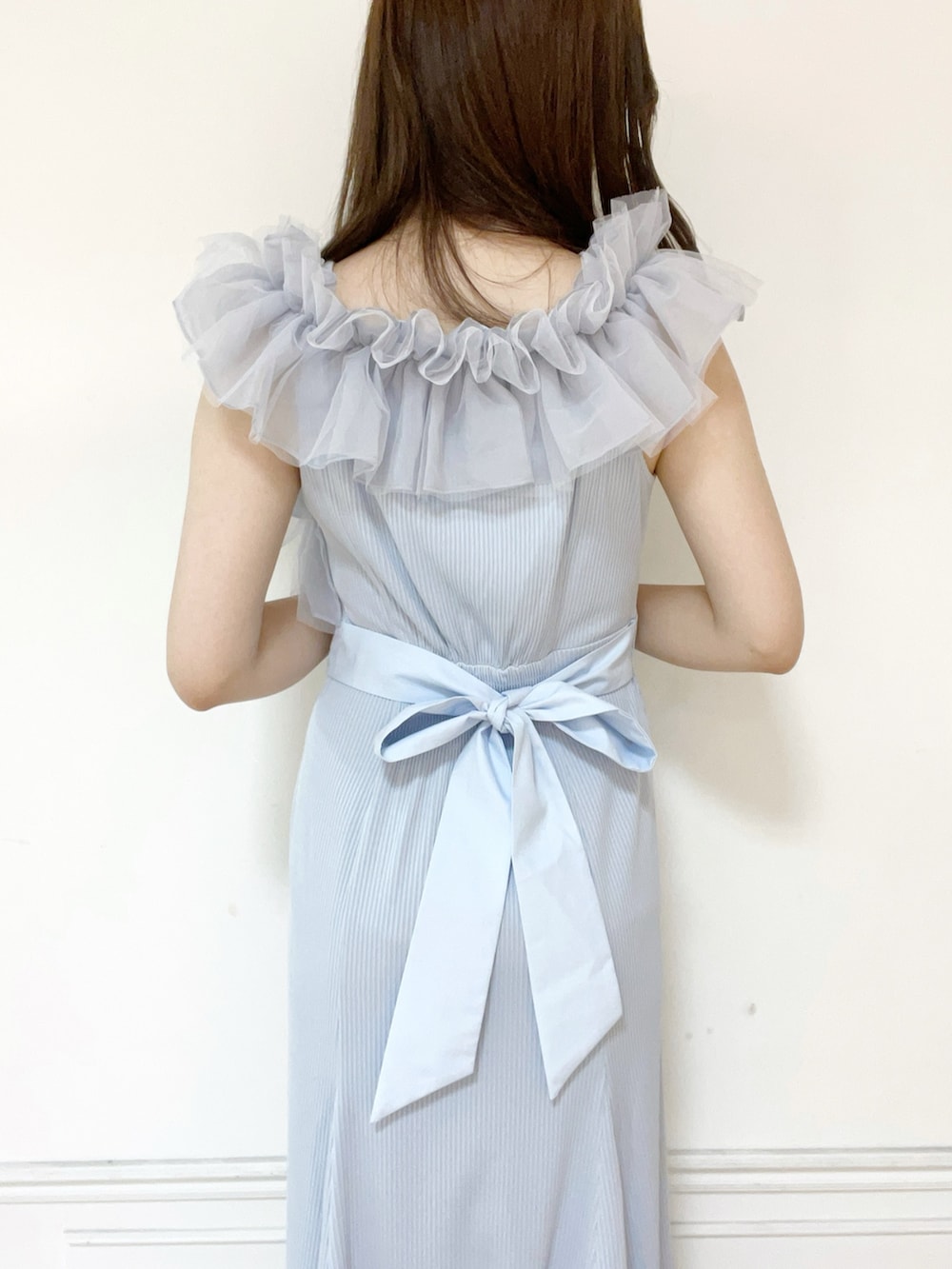 ブルー系のワンピース、シルバー系のパンプスを着用したレディースの夏コーディネートの5枚目の写真