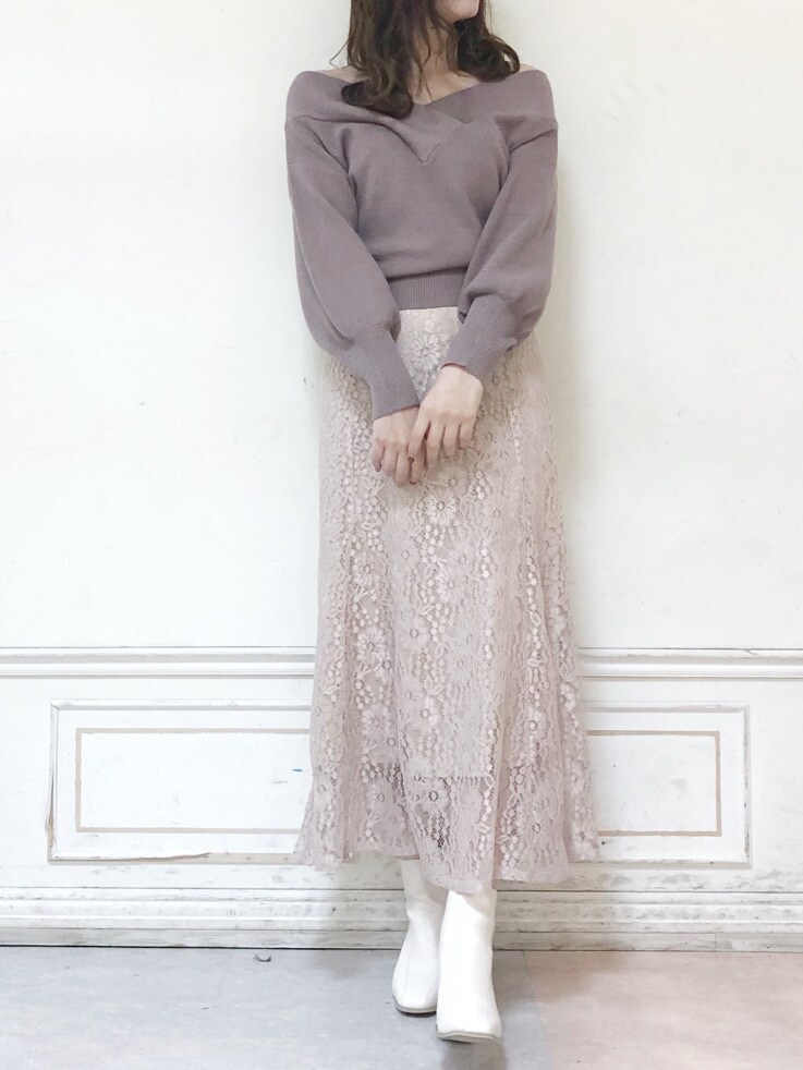 ピンク系のスカート、ホワイト系のその他アウター、ホワイト系のブーツを着用したレディースの秋コーディネートの5枚目の写真