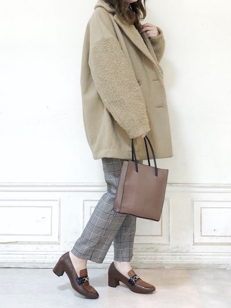 ブラウン系のハンドバッグ、その他のその他パンツ、ベージュ系のその他アウターを着用したレディースの夏コーディネートの2枚目の写真