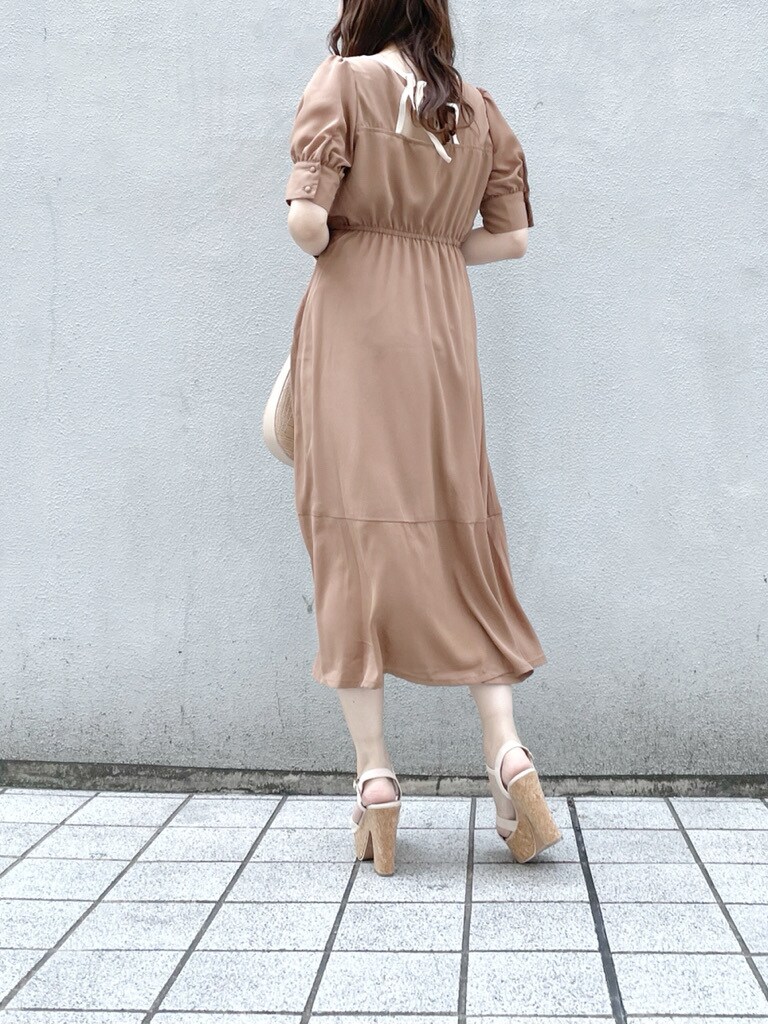 ブラウン系のワンピース、ホワイト系のハンドバッグ、ベージュ系のサンダルを着用したレディースの春コーディネートの3枚目の写真