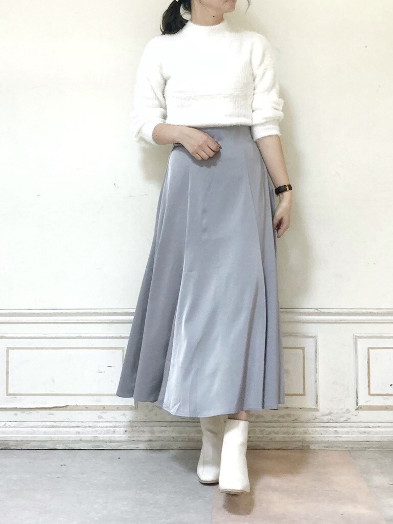 ホワイト系のニット/セーター、ホワイト系のブーツ、グレー系のスカートを着用したレディースの冬コーディネートの5枚目の写真