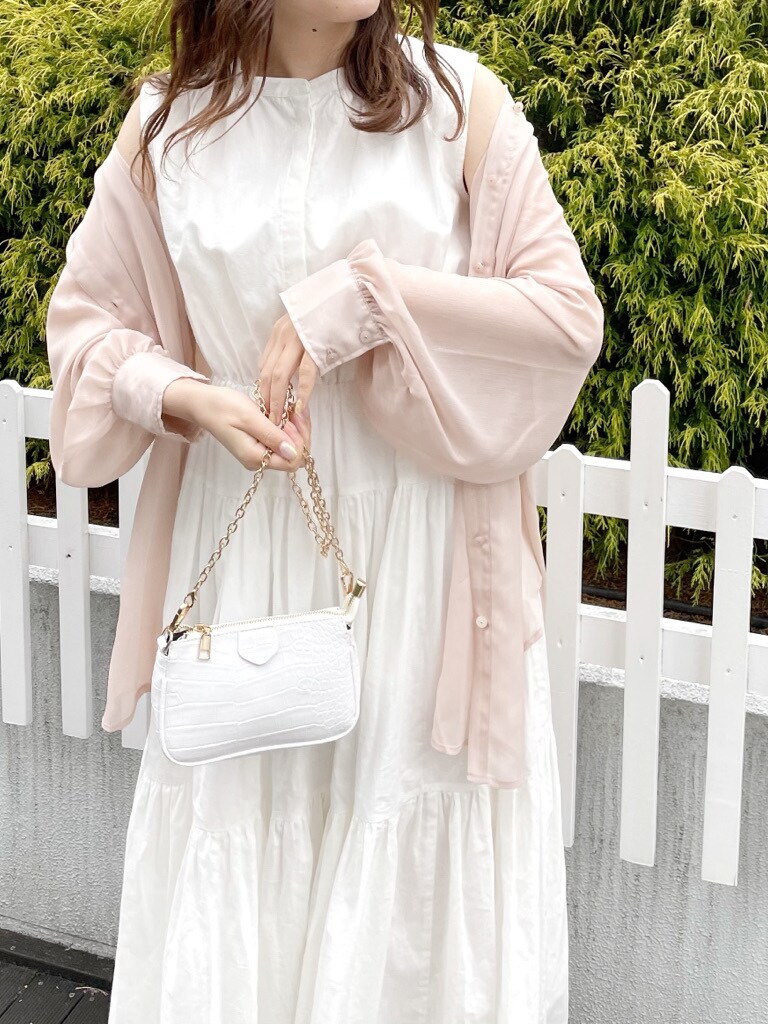 ピンク系のシャツ/ブラウス、ホワイト系のショルダーバッグ、ホワイト系のワンピースを着用したレディースの春コーディネートの6枚目の写真