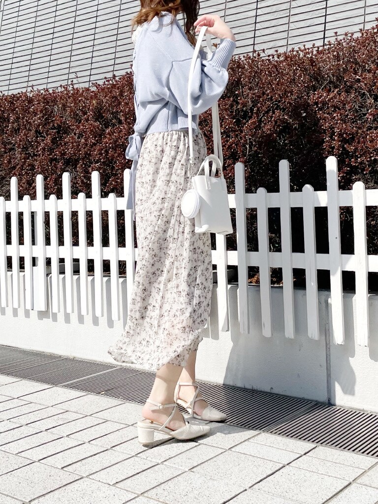 ブルー系のカーディガン/ボレロ、ホワイト系のハンドバッグ、ホワイト系のワンピースを着用したレディースの春コーディネートの3枚目の写真
