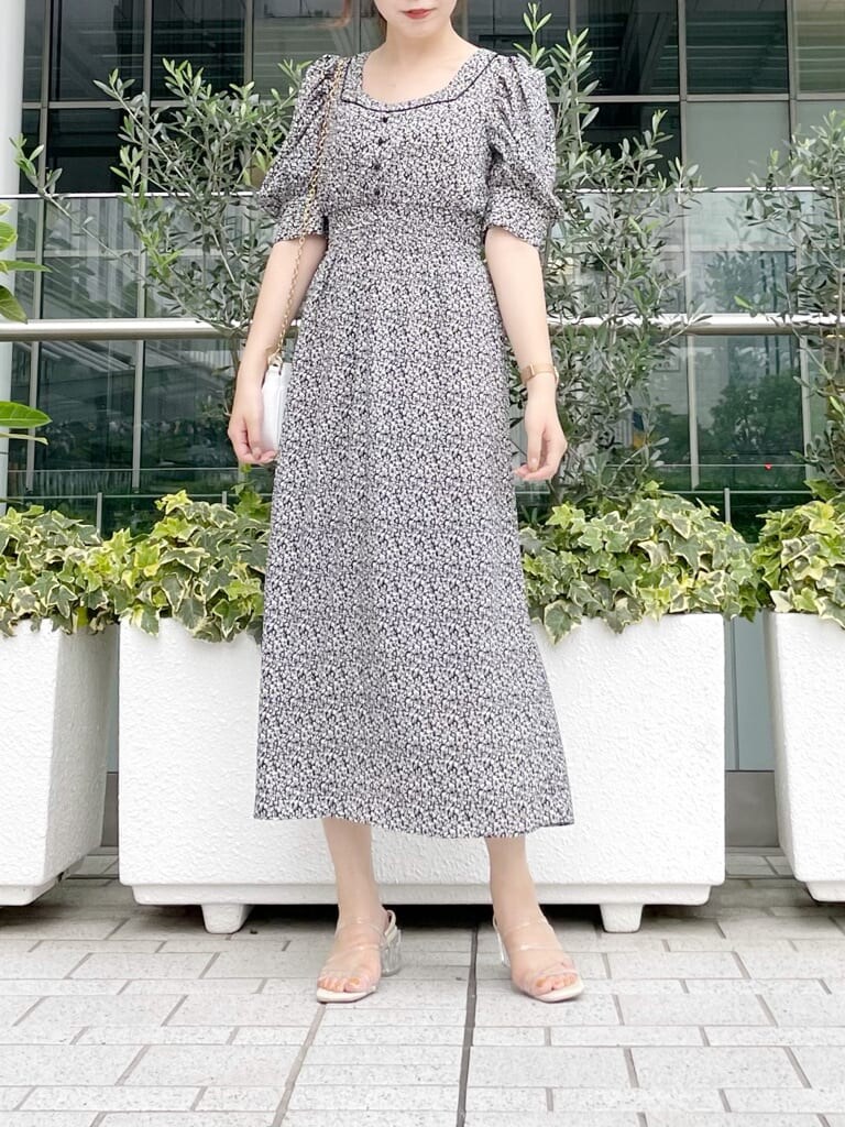 ホワイト系のショルダーバッグ、その他のサンダル、ブラック系のワンピースを着用したレディースの夏コーディネートの2枚目の写真