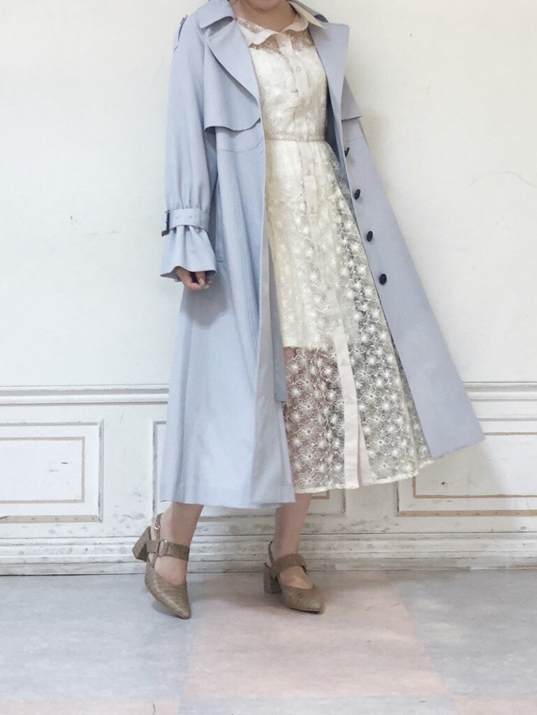 ブルー系のトレンチコート、ホワイト系のワンピース、ベージュ系のパンプスを着用したレディースの夏コーディネートの2枚目の写真