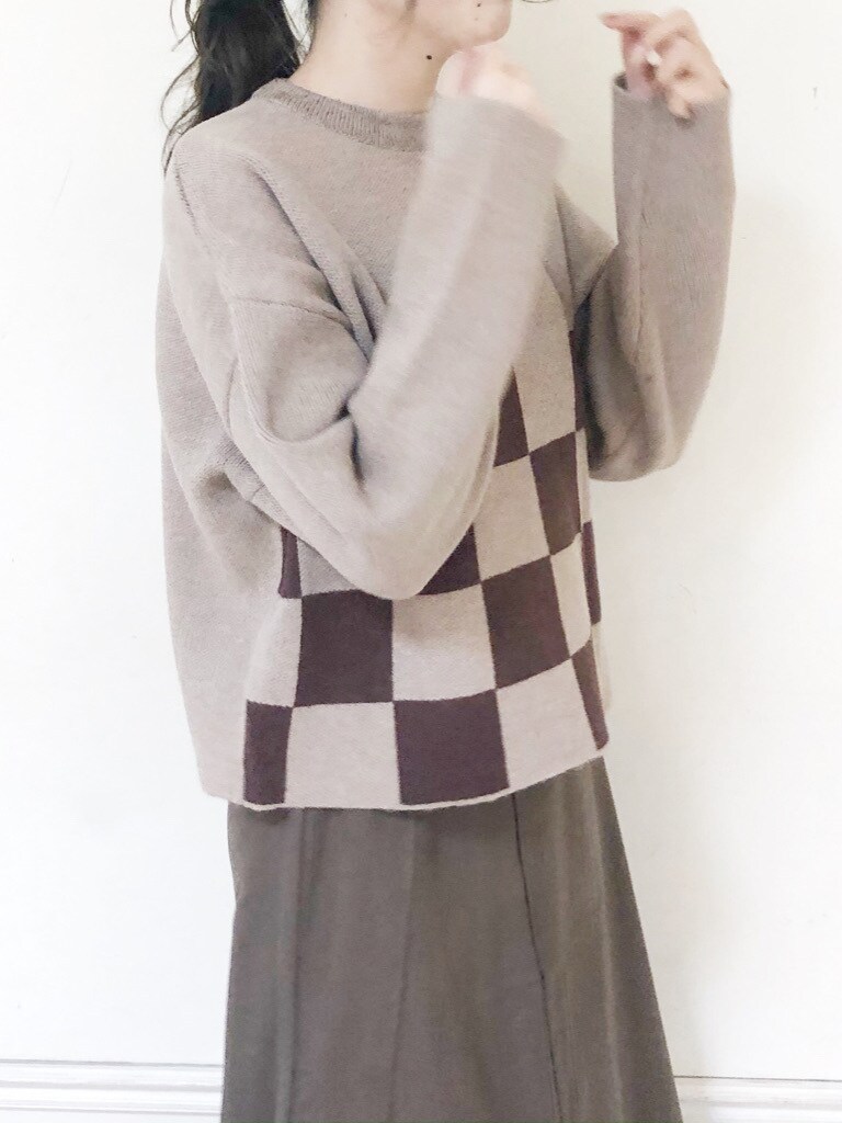 ホワイト系のブーツ、ブラウン系のスカート、ベージュ系のニット/セーターを着用したレディースの秋コーディネートの6枚目の写真