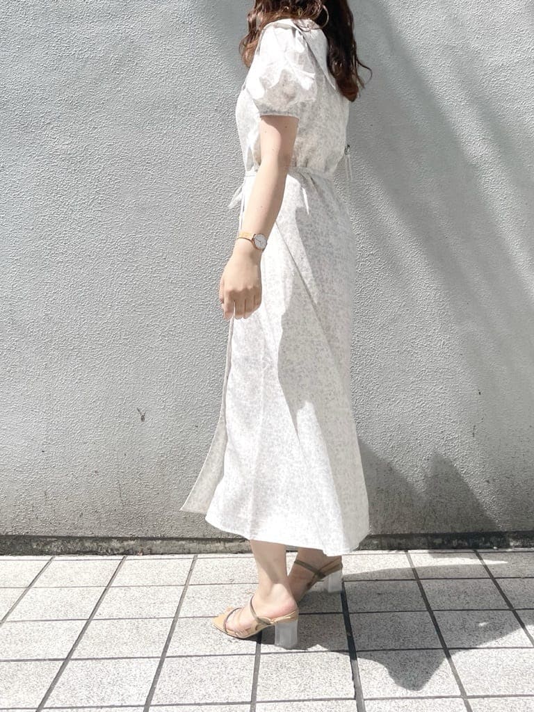 その他のサンダル、ホワイト系のショルダーバッグ、ホワイト系のワンピースを着用したレディースの春コーディネートの2枚目の写真