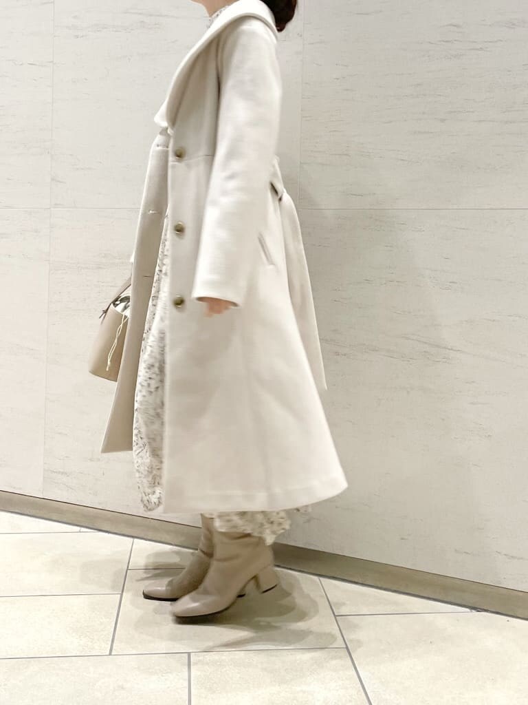 ホワイト系のその他アウター、ホワイト系のワンピース、ベージュ系のブーツを着用したレディースの夏コーディネートの2枚目の写真