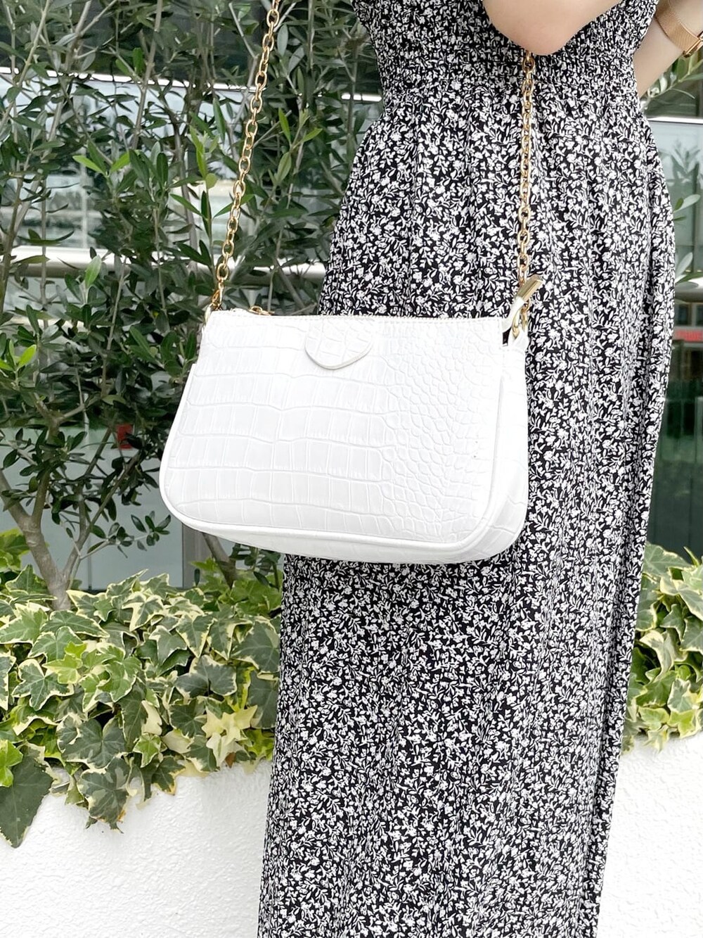 ホワイト系のショルダーバッグ、その他のサンダル、ブラック系のワンピースを着用したレディースの夏コーディネートの6枚目の写真