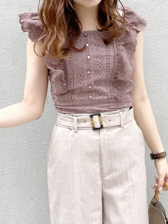 ベージュ系のシャツ/ブラウス、ブラウン系のその他パンツ、その他のサンダルを着用したレディースの春コーディネートの5枚目の写真