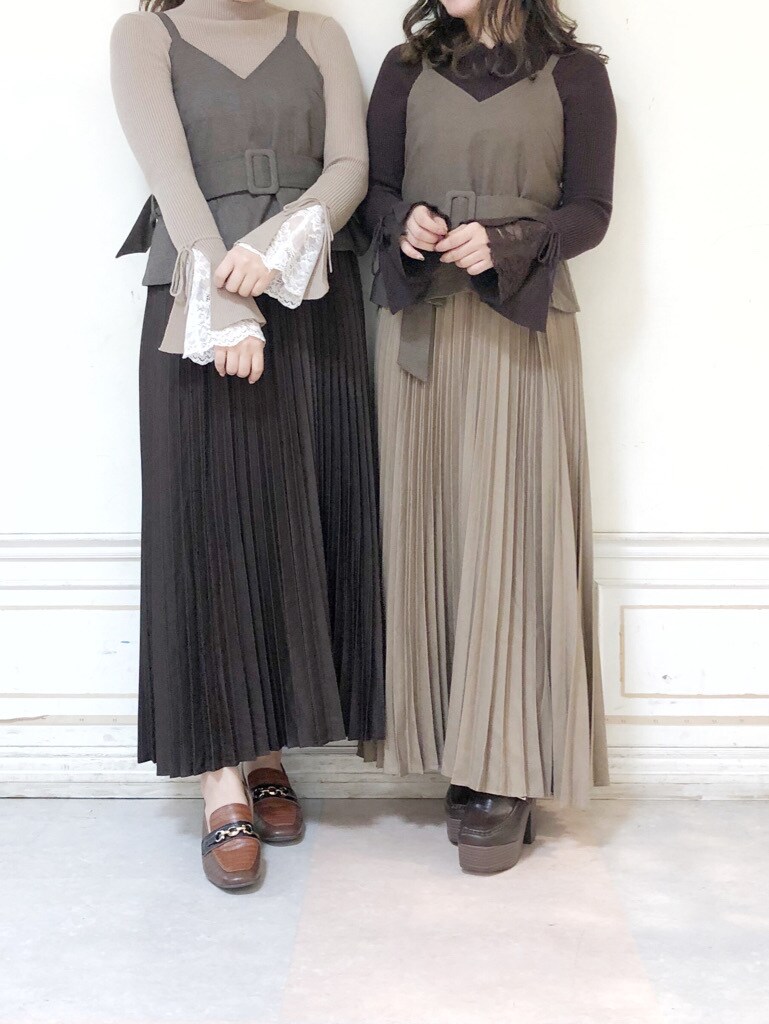 ブラウン系のローファー、ベージュ系のワンピース、ブラウン系のワンピースを着用したレディースの夏コーディネートの2枚目の写真
