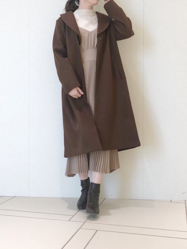 ベージュ系のワンピース、ホワイト系のブーツ、ブラウン系のその他アウターを着用したレディースの冬コーディネートの3枚目の写真