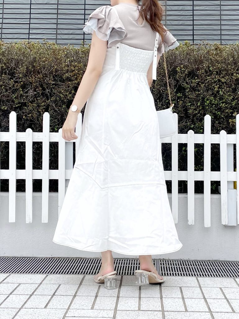 ホワイト系のワンピース、ホワイト系のショルダーバッグ、その他のサンダルを着用したレディースの夏コーディネートの3枚目の写真