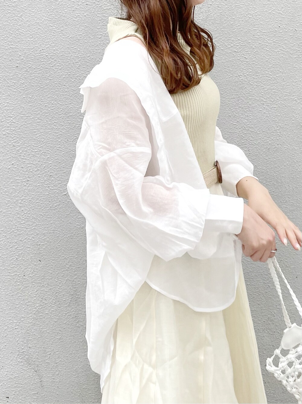 グリーン系のワンピース、ホワイト系のシャツ/ブラウス、ホワイト系のショルダーバッグを着用したレディースの夏コーディネートの3枚目の写真