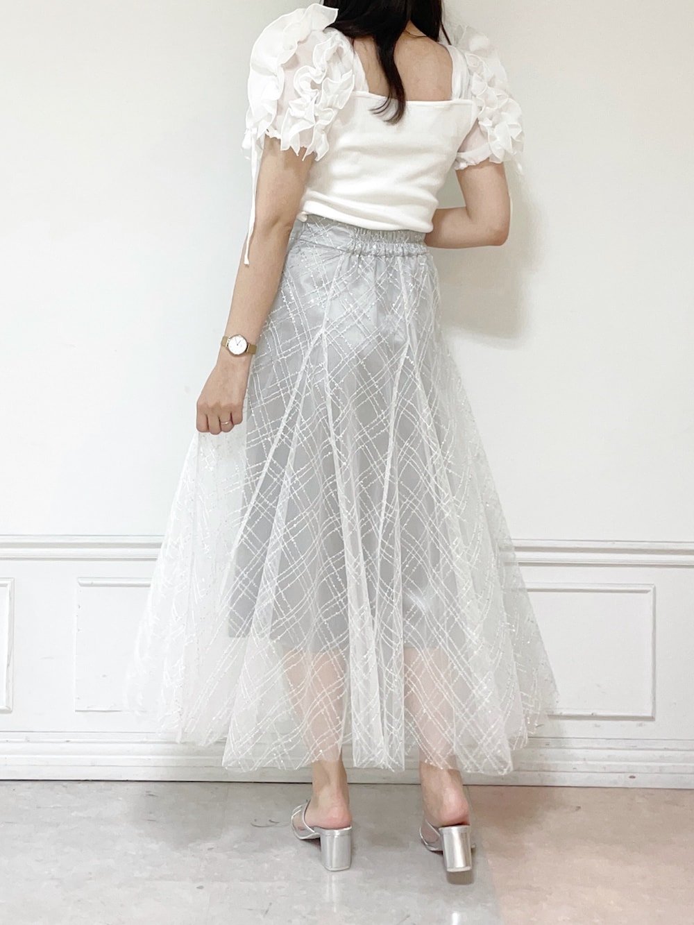 ホワイト系のTシャツ/カットソー、シルバー系のパンプス、グレー系のスカートを着用したレディースの夏コーディネートの2枚目の写真