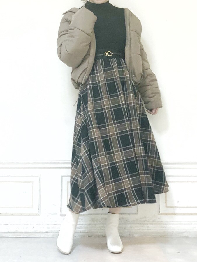 ベージュ系のブルゾン、ブラック系のワンピース、ホワイト系のブーツを着用したレディースの秋コーディネートの3枚目の写真