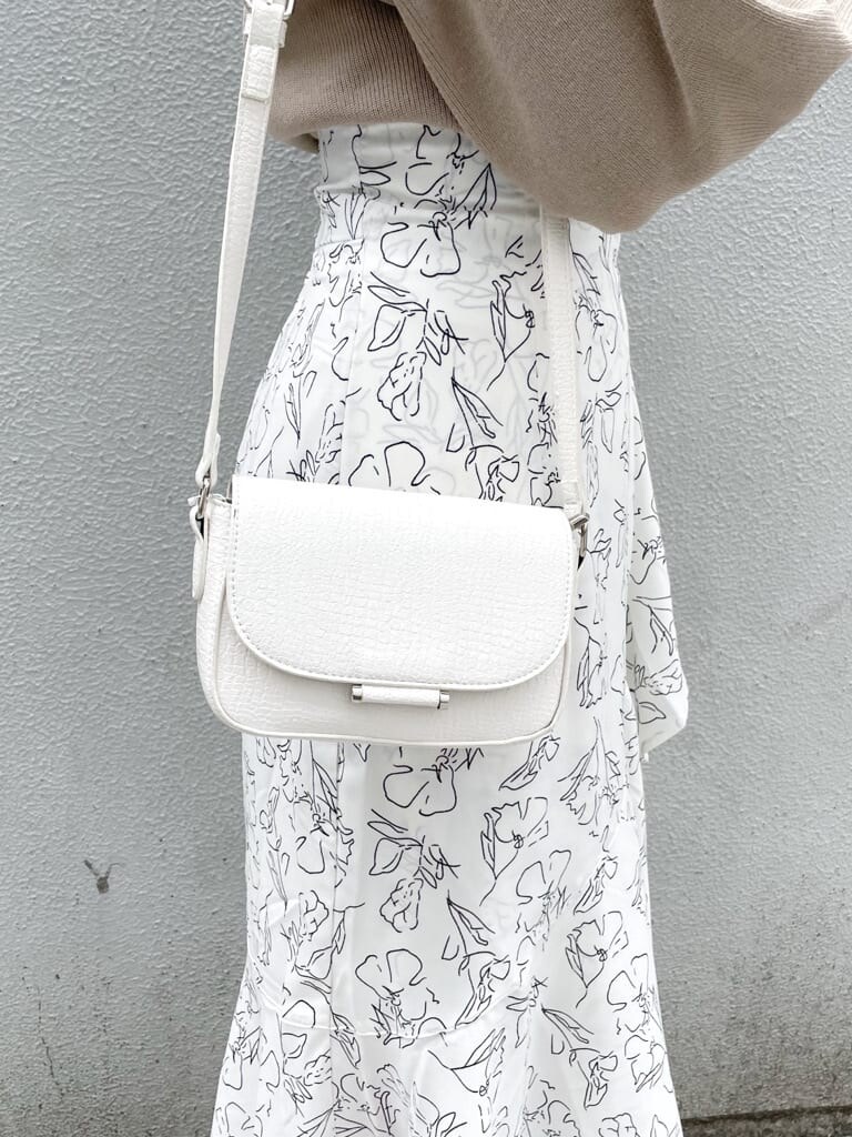 ホワイト系のパンプス、ホワイト系のショルダーバッグ、ホワイト系のスカートを着用したレディースの春コーディネートの8枚目の写真