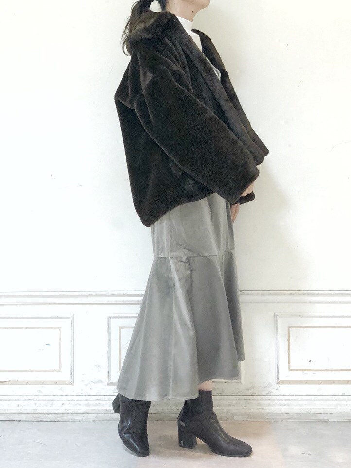 ブラウン系のブーツ、ホワイト系のニット/セーター、ブラウン系のその他アウターを着用したレディースの秋コーディネートの2枚目の写真