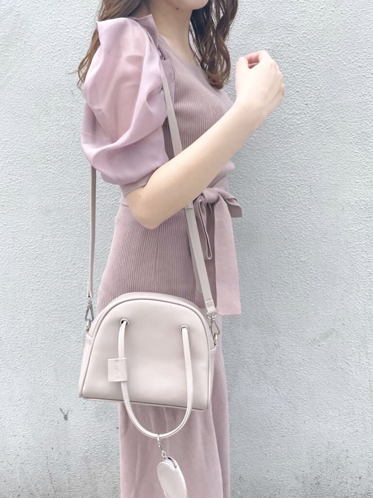 ベージュ系のトレンチコート、ピンク系のワンピース、ホワイト系のパンプスを着用したレディースの春コーディネートの8枚目の写真