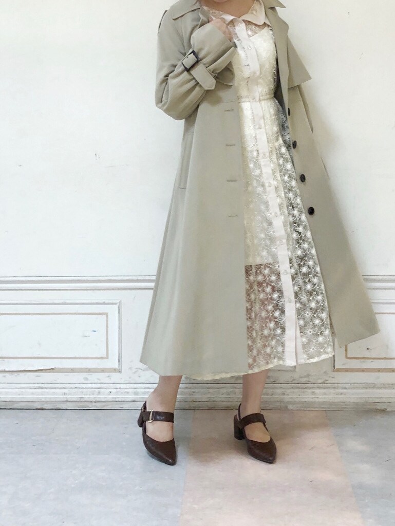 ベージュ系のトレンチコート、ホワイト系のワンピース、ブラウン系のパンプスを着用したレディースの夏コーディネートの3枚目の写真