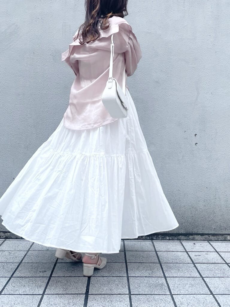 ホワイト系のワンピース、ピンク系のシャツ/ブラウス、ホワイト系のパンプスを着用したレディースの春コーディネートの3枚目の写真