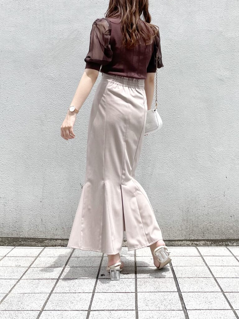 ホワイト系のショルダーバッグ、ブラウン系のスカート、その他のサンダルを着用したレディースの夏コーディネートの4枚目の写真