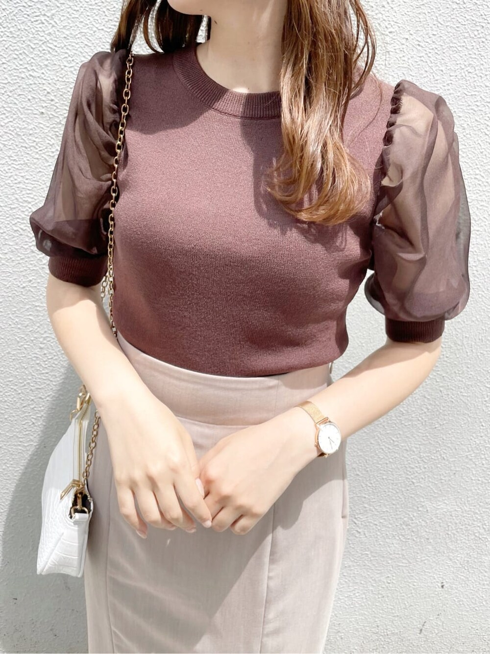 ホワイト系のショルダーバッグ、ブラウン系のスカート、その他のサンダルを着用したレディースの夏コーディネートの6枚目の写真