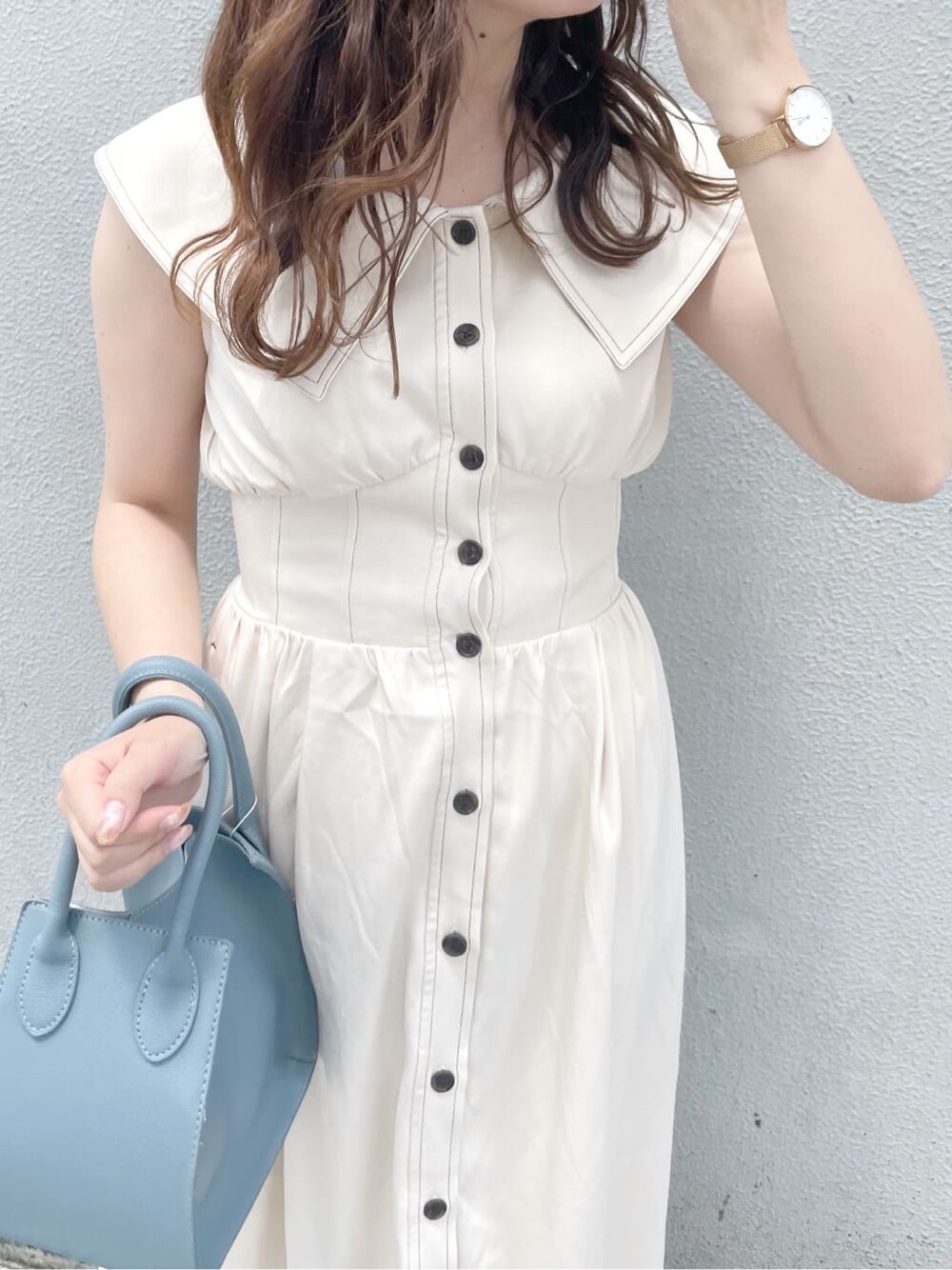 パープル系のサンダル、ブルー系のハンドバッグ、ホワイト系のワンピースを着用したレディースの夏コーディネートの5枚目の写真