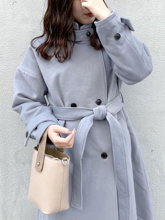 ブルー系のその他アウター、ブラウン系のワンピース、ベージュ系のブーツを着用したレディースの秋コーディネートの3枚目の写真