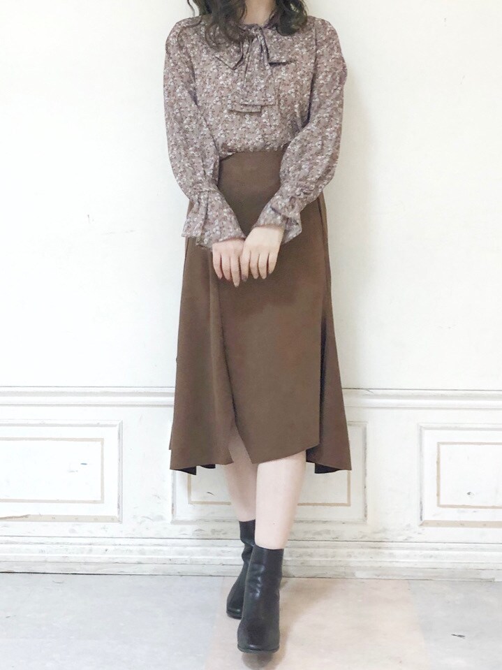 ブラウン系のシャツ/ブラウス、ブラウン系のスカート、ブラウン系のブーツを着用したレディースの秋コーディネートの4枚目の写真