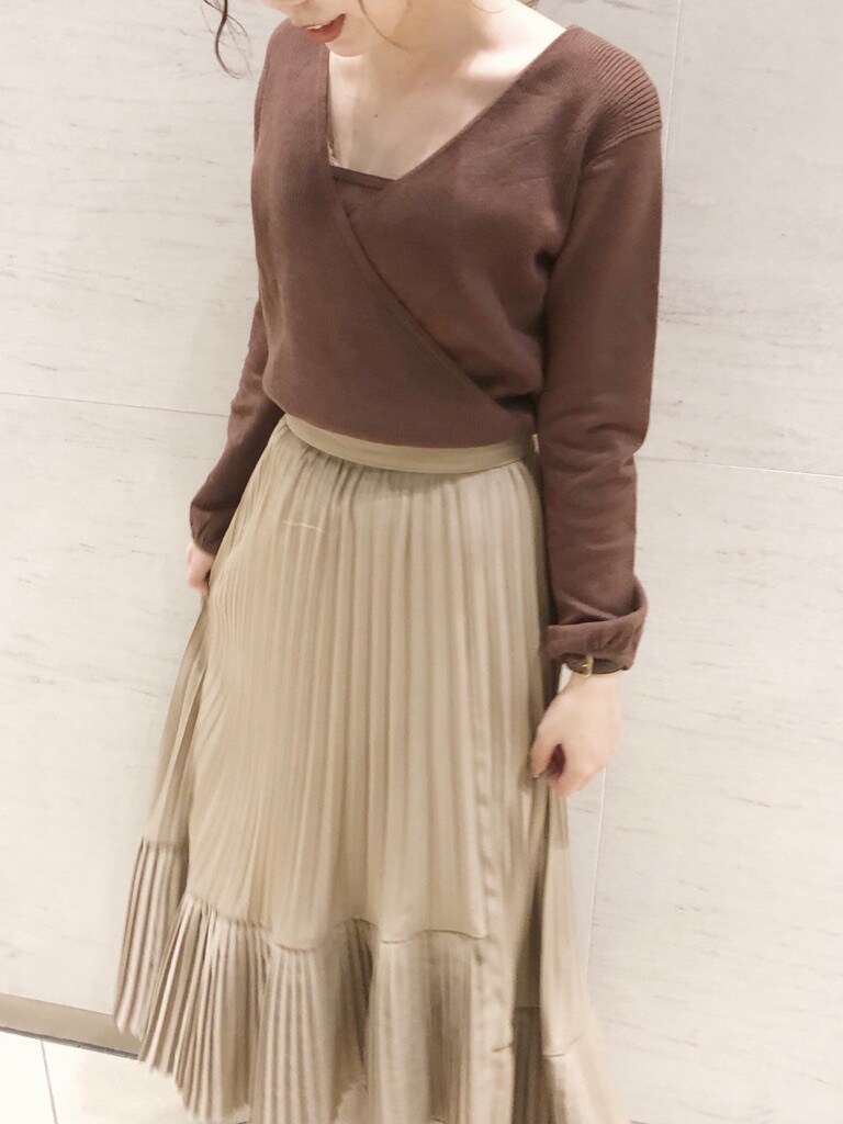 ホワイト系のブーツ、ベージュ系のスカート、ブラウン系のニット/セーターを着用したレディースの冬コーディネートの3枚目の写真