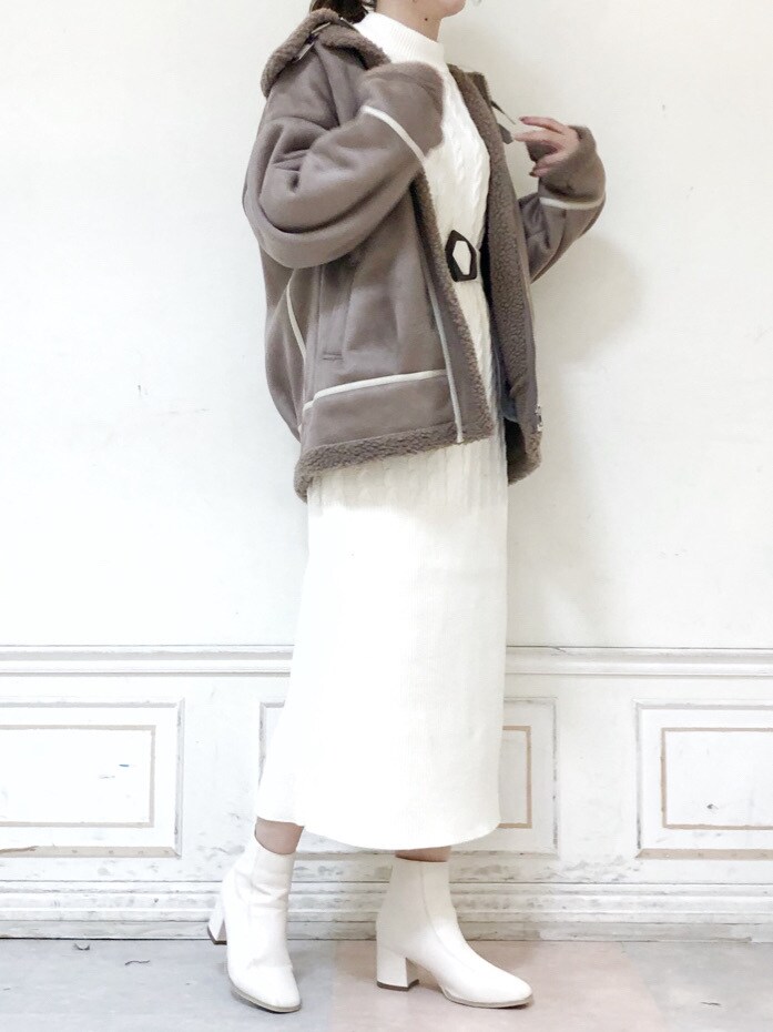 ホワイト系のブーツ、ベージュ系のブルゾン、ホワイト系のワンピースを着用したレディースの秋コーディネートの4枚目の写真