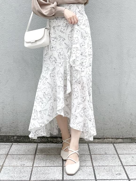 ホワイト系のパンプス、ホワイト系のショルダーバッグ、ホワイト系のスカートを着用したレディースの春コーディネートの3枚目の写真